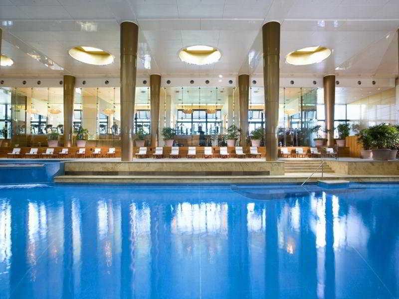 Crown Towers Melbourne Hotel Exterior photo The pool at the InterContinental