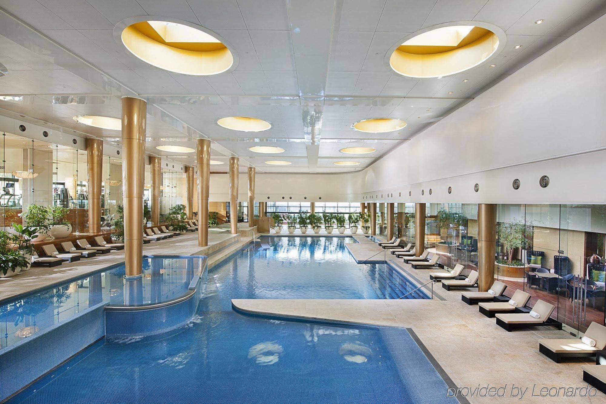 Crown Towers Melbourne Hotel Exterior photo The pool at the spa